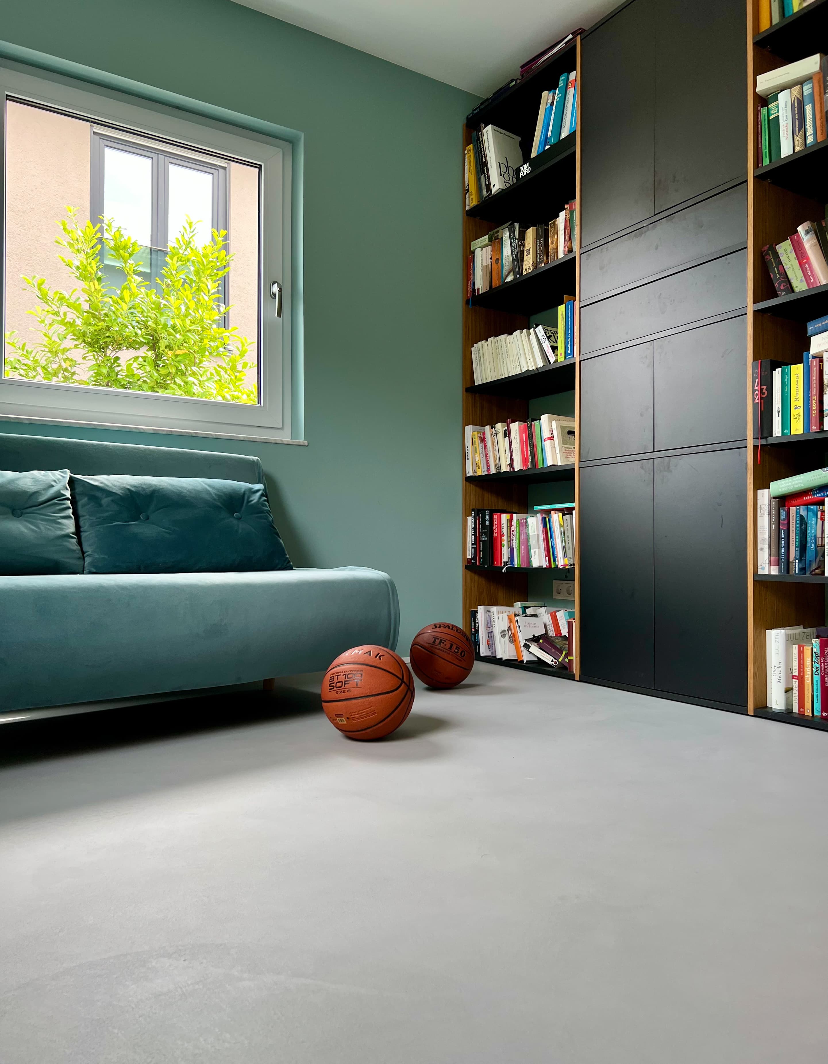 Wohnraum mit Bücherregal