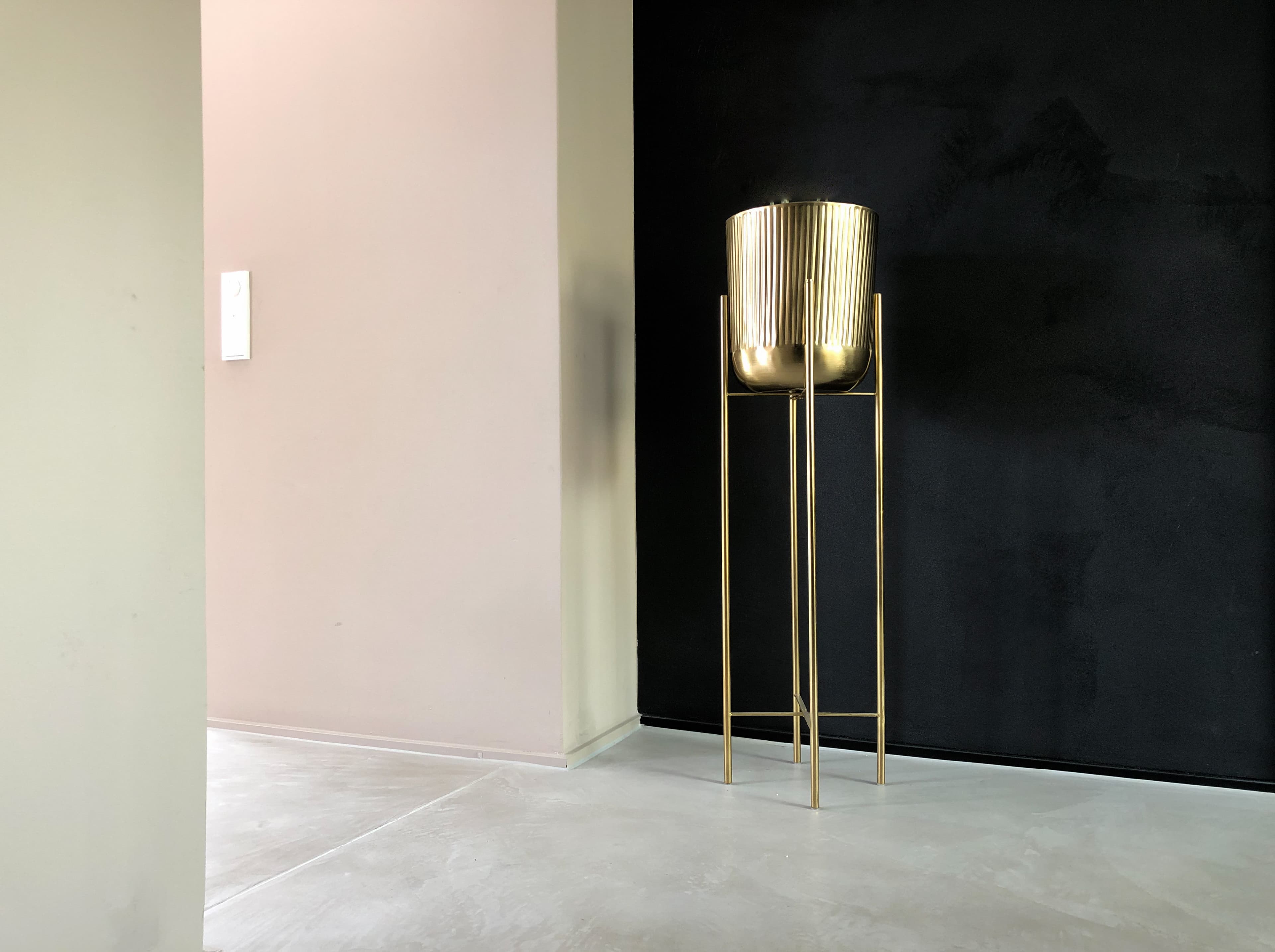 Lampe vor schwarzer Wand