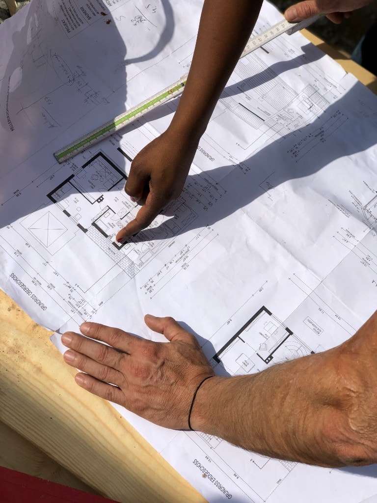 Planungsgespräch am Bau – gemeinsam mit Grundrissen und Aufmaß