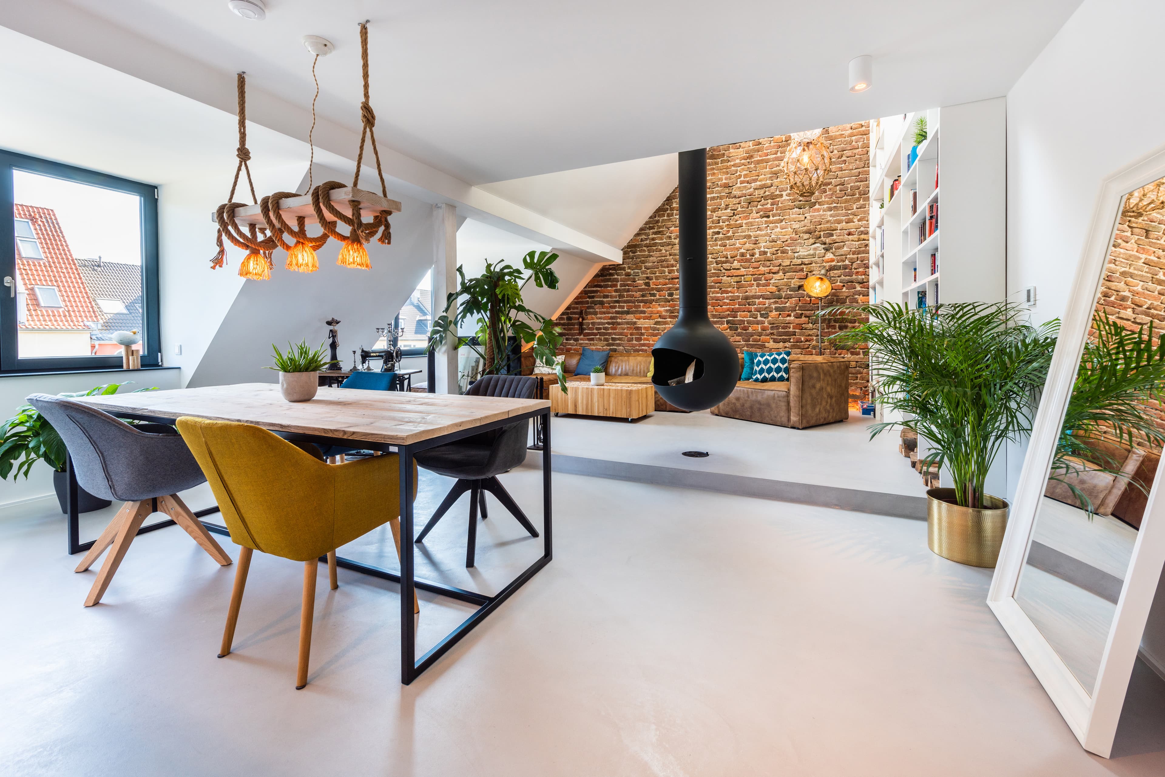 Heller Wohnraum mit Designerlampen – Kappler Malerbetrieb